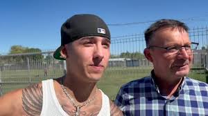 El cantante urbano Pailita (Carlos Javier Rain Pailacheo) compartió la  jornada de hoy con los jugadores y cuerpo técnico de Deportes Linares. El  artista llamó a apoyar al "Depo Albirrojo". , ...