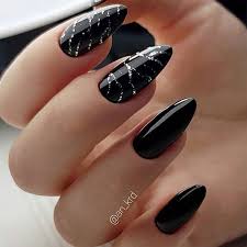 Black And Glitter Nails Black Almond Nails With Silver Glitter Pattern Silverglitter Wearing Black Glitter Nails Is Primery Chernogo Manikyura Matovyj Dizajn Nogtej Serebristyj Manikyur