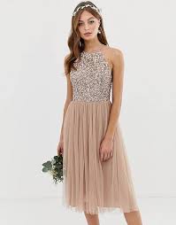 Asos, i saldi dell'inverno 2019 sono l'occasione per munirti di vestiti da cerimonia e scarpe party ready. Vestiti Cerimonia Vestiti Cerimonia Lunghi Corti Asos