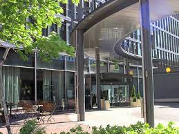 Along with a restaurant, there's a snack bar/deli on site. Holiday Inn Hotel Helsinki West Ruoholahti Finnland
