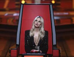 © instagram от facebook, 2021. Loboda Na Detskom Golose Smenila Otkrovennyj Kombinezon Na Delovoj Kostyum