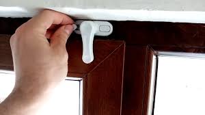 Gu yarı otomatik paralel sürme montajı ( oz 150kg). Ev Isleri Pvc Pencere Cocuk Ve Hirsiz Kilidi Montaji Nasil Yapilir Youtube