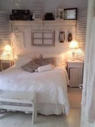 bekijk de foto van syl met als titel brocante slaapkamer met oude luiken landelijk wandrek oude shabby chic decor bedroom chic bedroom decor remodel bedroom