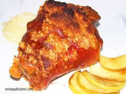 Cierra la olla y deja cocer unos 35 minutos desde que empiece a girar la válvula. Codillo De Cerdo Asado Al Horno Acompanado De Pure De Patata Salsa De Mostaza Y Manzana A La Plancha