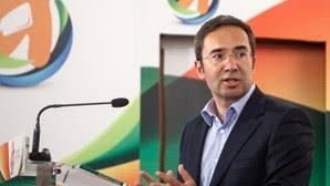 É licenciado em engenharia electrotécnica (área de energia) pela faculdade de . Semq6rt E4hmm