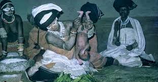 Menghadapi kelahiran seorang bayi sesuai ajaran islam. Wow Dari Dilempar Hingga Diasapi Inilah Tradisi Unik Menyambut Kelahiran Bayi Dan Anak Di Dunia Blog Unik