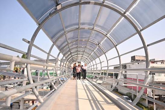 Instalan puente peatonal en Cuauhtémoc para beneficiar a estudiantes y habitantes de varias colonias