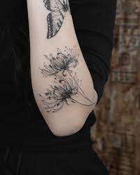Lycoris radiata 꽃무릇 . Red flower wind blow🔴 붉은 꽃 바람이 분다. | Cancer ribbon  tattoos, Tattoos, Flower tattoo on side