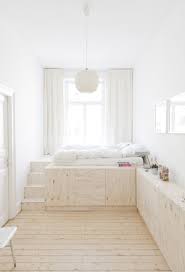 Seitlich und in der spitze des podestes befindet sich zusätzlicher stauraum. Luftiges Apartment Kleine Wohnung Wohnung Schlafzimmer Einrichten