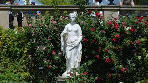Steinfiguren für den garten erfreuen sich immer größerer beliebtheit. Steinfigur Frau Im Garten Foto Bild Antik Rosen Garten Bilder Auf Fotocommunity