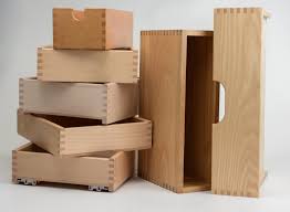 Eine schublade (regional schubfach oder „schub, vor allem österreichisch, bloß „lade) ist ein oben offenes behältnis, das horizontal aus einem schrank oder einer kommode herausgezogen werden kann und meist auf seitlich angebrachten schienenführungen gelagert ist. Holzschubladen Massivholzschublade