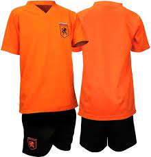 Het nieuwe tenue staat voor onze rijke voetbalhistorie'', zegt kevin strootman, de reserveaanvoerder van oranje. Bol Com Nederlands Elftal Holland Tenue Maat 152