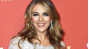 Liz hurley et son fils damian ont souhaité à leurs fans un joyeux noël. Elizabeth Hurleys Sohn Damian Model Debut Als Mama Double