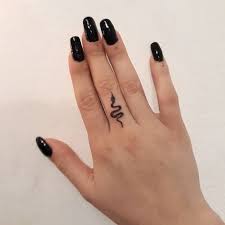 Best Small And Minimalist Tattoo Designs Tattoo Tattoosforwomen Minimaltattoo Smalltattoos Small Hand Tattoos Small Snake Tattoo Hand Tattoo Ideas