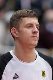 3 kişi, oturan insanlar ve iç mekan, Isaiah Hartenstein Wikipedia