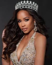 Alexis Glover's Instagram, Twitter & Facebook