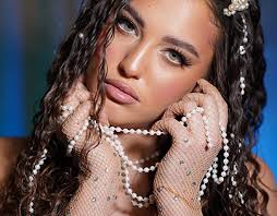 Lady. Retouch 项目:: Photos, videos, logos, illustrations and branding ::  Behance