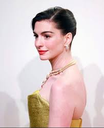 Anne Hathaway lució como una princesa en Shanghái con un vestido 'bañado en  oro' de Oscar de la Renta, digno de una verdadera princesa. La actriz se  prepara para regresar como Mia