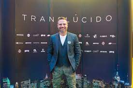 His birth name is roberto manrique and he is currently 42 years old. File Roberto Manrique En El Estreno De Translucido Jpg Wikimedia Commons