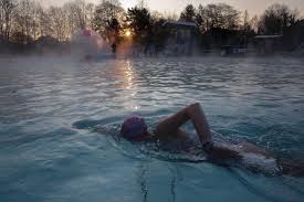 Frankfurt Hausen Erste Schwimmer Eroffnen Freibad Saison Frankfurt