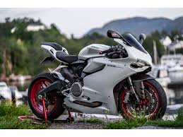 Ducati tích hợp cho mẫu supersport mới loại má phanh 4 piston của brembo cùng đĩa phanh 320 mm phía trước, má phanh 2 piston và đĩa phanh 245 mm phía sau. Ducati Panigale 899 Weiss Gebrauchtmotorrad Gebrauchte Motorrader Suchen Name Site