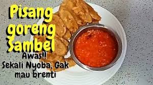Aroma khas sambal terasi tomat bisa membuat nafsu makan jadi berlipat. Pisang Goreng Sambel Iya Bener Pake Sambel Youtube