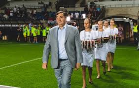 A képen éppen beszél hozzájuk egy hölgy az előttük lévő sorból hátrafordulva. Gazdasag Meszaros Lorinc Es A Felesege Valnak Hvg Hu