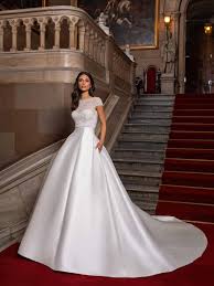 Collezione, foto, prezzi forme boho chic anni '70, silhouette a sirena con cristalli e ricami in pizzo effetto tattoo, vestiti da principessa dai dettagli sofisticati, ecco la nuova collezione di abiti da sposa pronovias 2021! Abito Da Sposa Pronovias Close 2021 Atelier Samuela Spose Torino