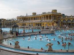 Un bagno grande, con piscine coperte e piscine all'aperto i bagni termali széchenyi sono uno della dei più grandi stabilimenti termali europa. Bagni Termali A Budapest In Quali Andare Michela Simoncini Comunicami