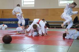 The jumpers are always pictured carrying the halteres in a running approach, Erfolgreiche Teilnahme Am Judo Pentathlon Budo Club Karlsruhe E V