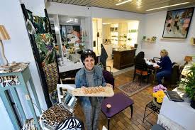 Antiquités, cadeaux, plaisir des papilles, salon de thé, thé en sachet mousseline, thé en vrac. Tapissiere De Metier Elle Ouvre Un Salon De The En Melangeant Ses Passions Rue Du Port A Clermont Ferrand Clermont Ferrand 63000