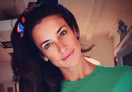 Il paradiso delle signore, chi è Lara Komar, chi è l'attrice che fa Gloria  Moreau? Età, vita privata, marito, figli, Miss Italia 2000, film, Instagram 