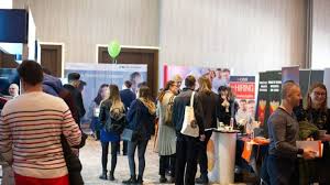 Brasovul este un judet dezvoltat cu multe oportunitati de cariera, piata locurilor de munca din aceasta zona este una dinamica, datorita industriilor prezente aici, fiind vorba de industria constructoare de masini, industria prelucrarii metalelor si industria chimica. Cel Mai Mare Targ De Locuri De MuncÄƒ AstÄƒzi È™i Maine La BraÈ™ov Realitatea De BraÈ™ov