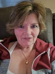 Oily skin makeup and hairstyle suggestions