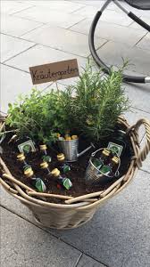 Krautergarten Habe Ich Als Einzugsgeschenk Fur Einen Kumpel Gemacht Geburtstagsgeschenk Freundin Mann Frauen Bas In 2020 Geschenke Geschenkideen Gartengeschenke