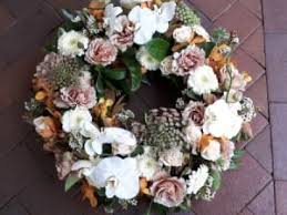For example, in the shanidar cave in iraq, in pontnewydd cave in wales and at other sites across europe and the near east, archaeologists have discovered neanderthal skeletons with a characteristic layer of flower pollen. Floral Wreath