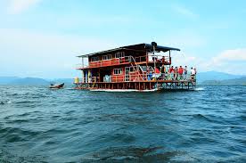Pasar tengah, atau yang biasa dikenali sebagai pasar payang oleh penduduk tempatan, ini terletak di sungai terengganu. Houseboat Tasik Kenyir Terengganu Ohcuti