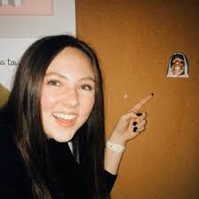 Sarah Roe's Instagram, Twitter & Facebook