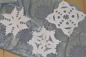 Es sollen glücksbringer sein, aber sie sollen sich auch für die tischdeko und als mitbringsel eignen? Basteln Mit Senioren Im Winter Schneeflocken Aus Papier Basteln