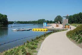 Het ligt langs de ringvaart, de leie en de watersportbaan. Blaarmeersen Wikipedia