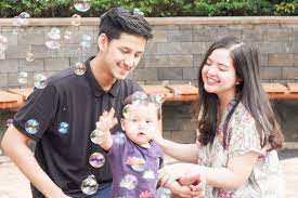 Momen tasya kamila tampak menyuapi sang suami yang terbaring lemah di ranjang rumah sakit, penuh ketelatenan. Rambutnya Sampai Rontok Suami Tasya Kamila Ternyata Derita Kanker Limfoma Hodgkin Sang Artis Cilik Curhat Sendu