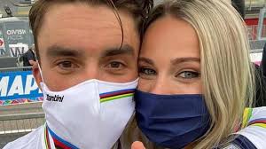 Julian alaphilippe et marion rousse, le couple le plus glamour du cyclisme, ont annoncé attendre leur premier enfant. Julian Alaphilippe Champion Du Monde Marion Rousse En Larmes