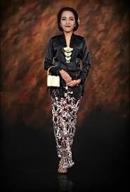 Inspirasi model baju kebaya modern untuk wisuda (foto: Kebaya Kebaya Other Wiki
