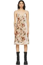 Lo spolverino è il capospalla leggero e chic che completa i tuoi outfit moda primavera estate 2021, scopri le nuove linee e i colori da abbinare a vestiti, gonne e pantaloni. Vestiti Da Sera Nel Colore Beige Per Donna Fashiola It