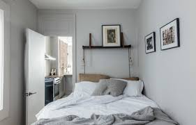 Walau sedikit berantakan, kamar ini tetap terlihat aesthetic. 9 Trik Menata Kamar Ala Drama Korea Tanpa Perlu Mengecat Ulang Temboknya