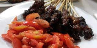 Sebagai gambaran, sate maranggi merupakan makanan berupa potongan kecil daging sapi atau domba yang ditusuk dan diberi bumbu, kemudian dipanggang di atas bara api. 7 Resep Dan Cara Membuat Sate Maranggi Ala Rumahan Enak Dan Menggugah Selera Merdeka Com