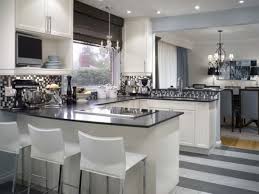 Bucatarie Cu Mobila Alba Blat Gri Si Mozaic Pe Pereti Alb Gri Deschis Si Gri Inchis Classic Kitchen Design Contemporary Kitchen Modern Kitchen Backsplash