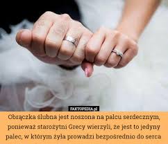 Na palcu serdecznym lewej dłoni mężczyzna nosi sygnet lub pierścień herbowy (w innych krajach oraz kobiety noszą je na palcu małym) na palcu serdecznym (prawej lub lewej dłoni w zależności od kraju, w polsce na prawej dłoni) nosi się obrączkę ślubną i pierścionek zaręczynowy; Obraczka Slubna Jest Noszona Na Palcu Serdecznym Poniewaz Starozytni Grecy