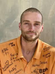 Já viu a instalação de arte desse cara? Ele montou uma prisão na Playa e  sobreviveu por uma semana com comida e água que as pessoas davam pra ele. O  que mais