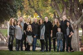 9 Simple Ways To Pose Large Groups For Portraits Family Portrait Poses Large Family Photography Family Photo Pose